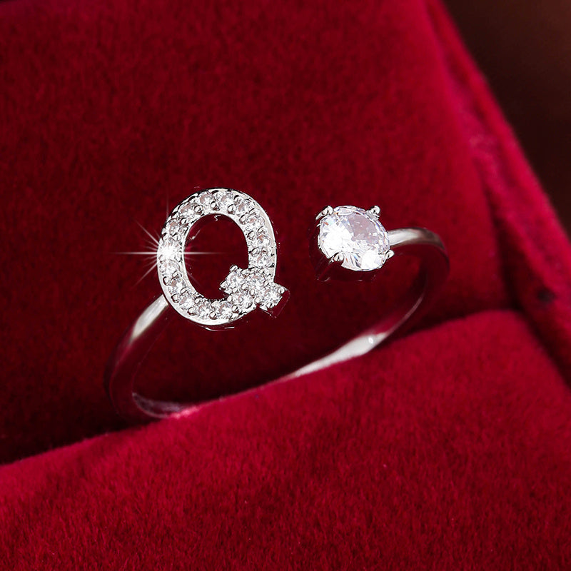 Nova – Offenes modernes Ring mit Initiale und Zirkonia