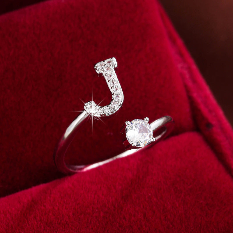 Nova – Offenes modernes Ring mit Initiale und Zirkonia