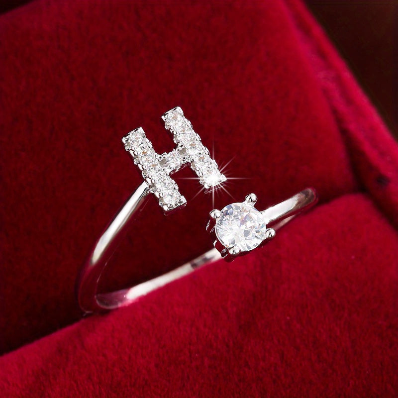 Nova – Offenes modernes Ring mit Initiale und Zirkonia