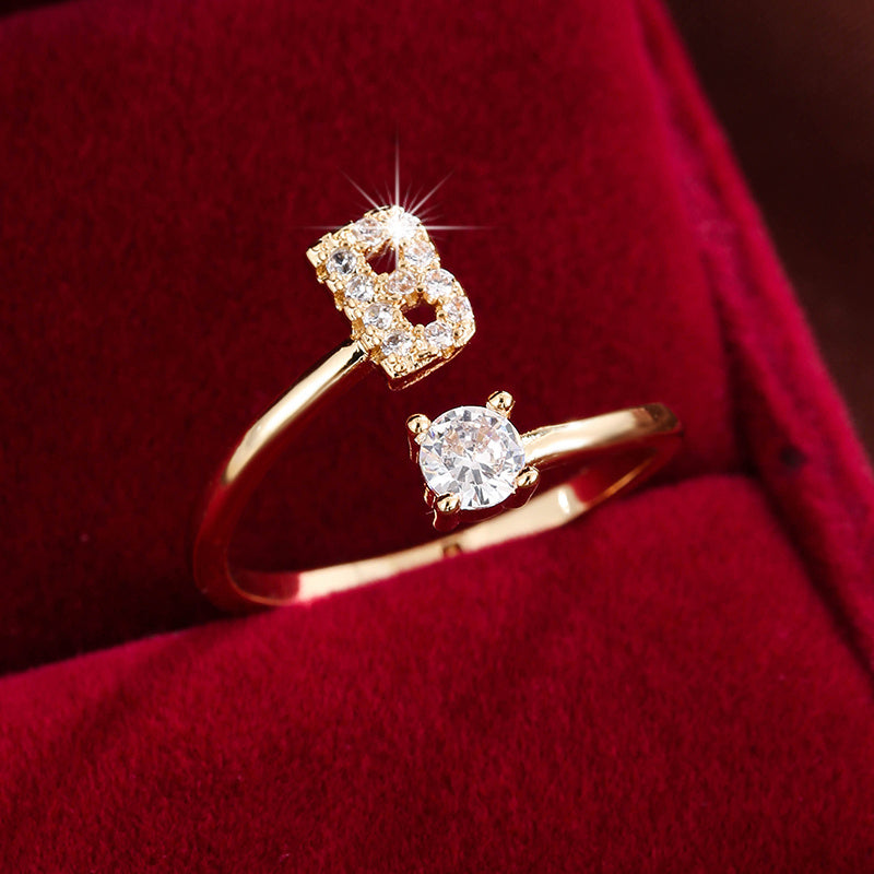 Nova – Offenes modernes Ring mit Initiale und Zirkonia