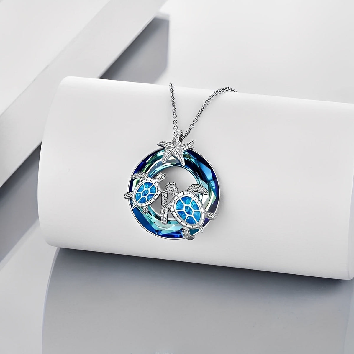 Nolwen – Halskette Schildkröte und Palme mit Opal-Kreis