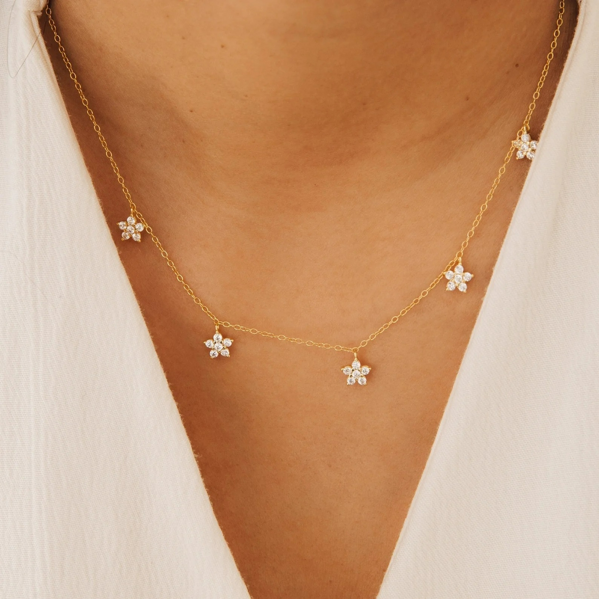 Collar von delikaten Diamantblumen