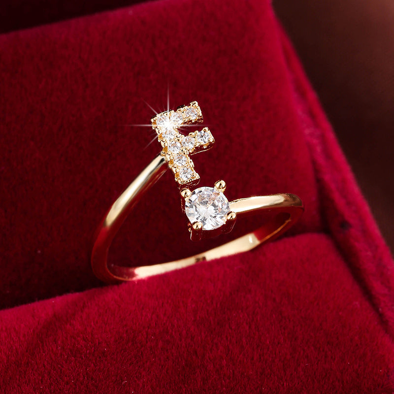 Nova – Offenes modernes Ring mit Initiale und Zirkonia