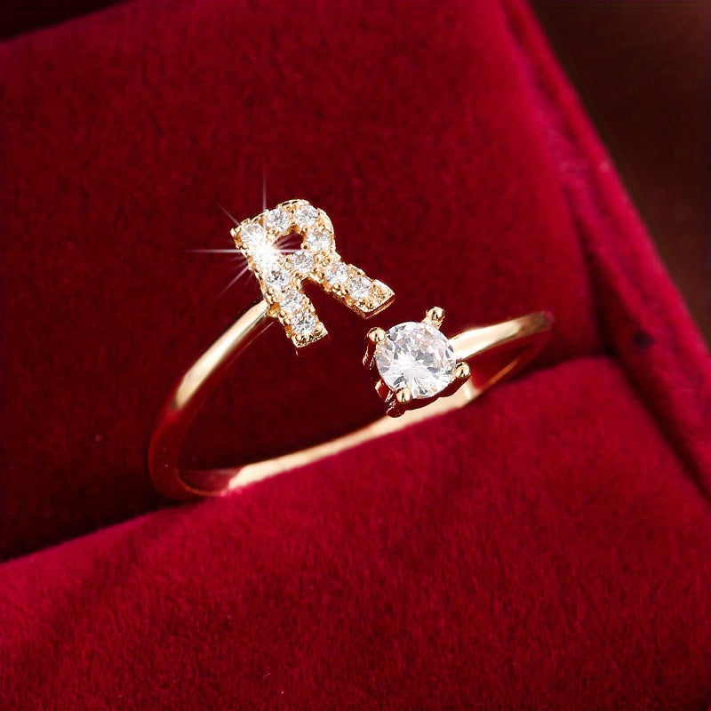 Nova – Offenes modernes Ring mit Initiale und Zirkonia