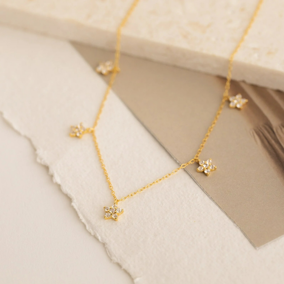 Collar von delikaten Diamantblumen