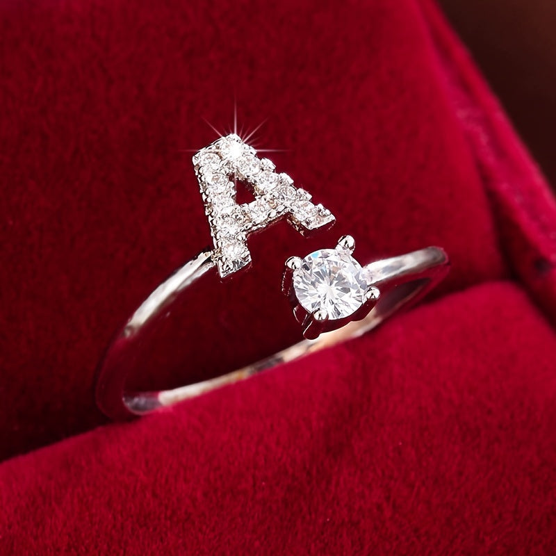 Nova – Offenes modernes Ring mit Initiale und Zirkonia