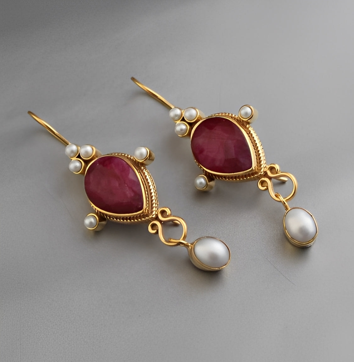 Soline – Ohrringe mit Perle und Rubin