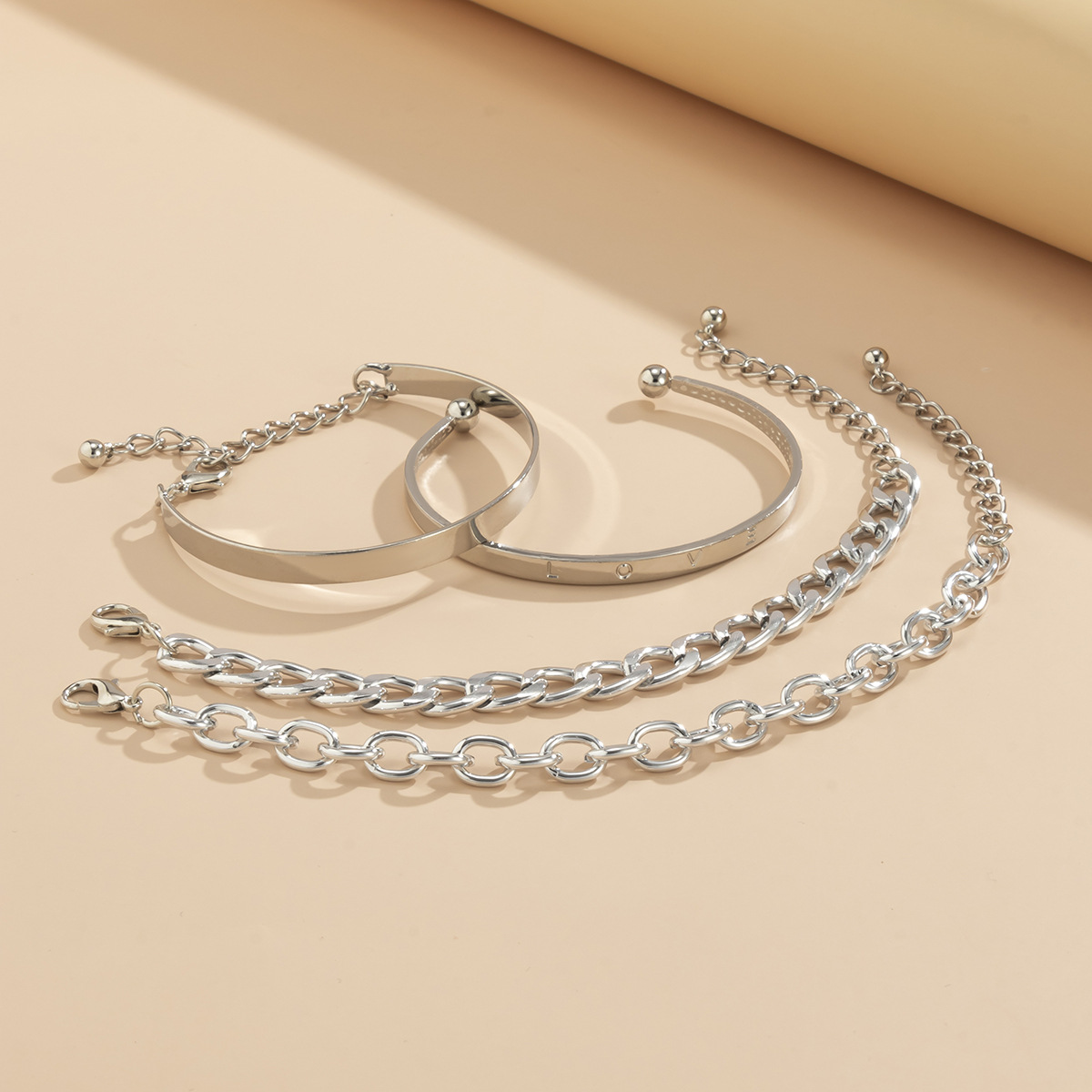 Armband mit 4 Ketten - Set aus einstellbaren Armbändern