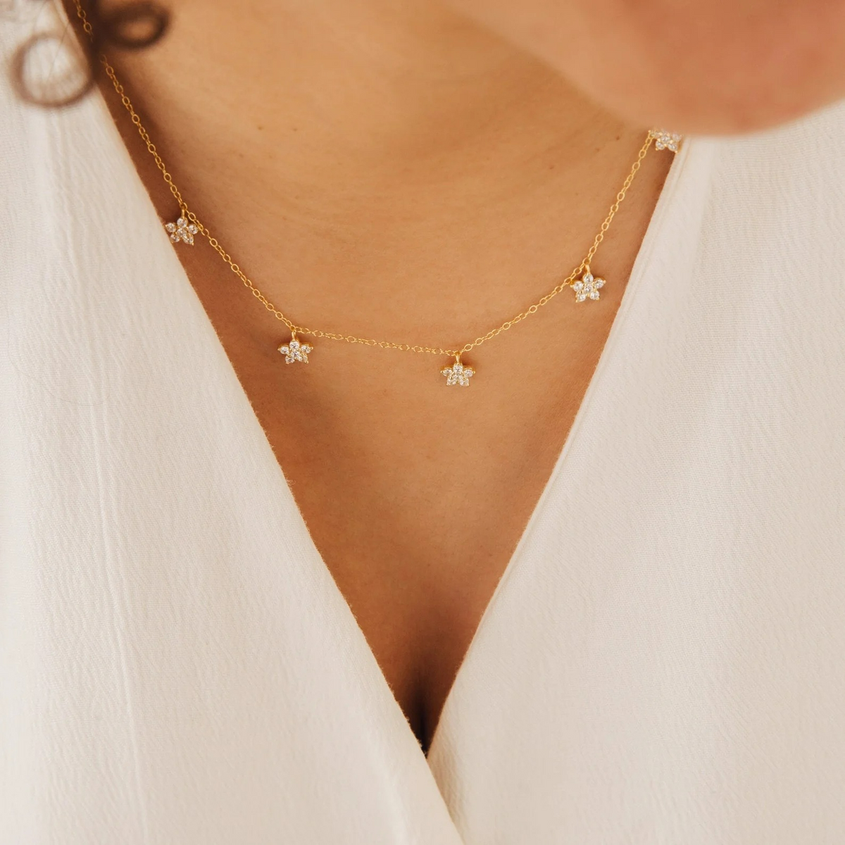 Collar von delikaten Diamantblumen