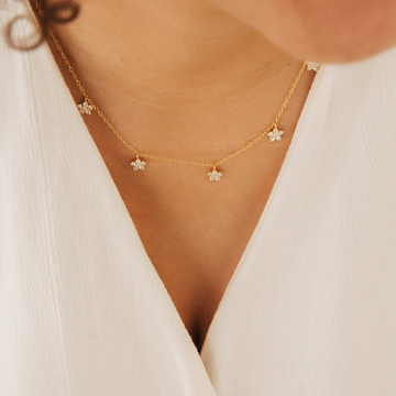 Collar von delikaten Diamantblumen