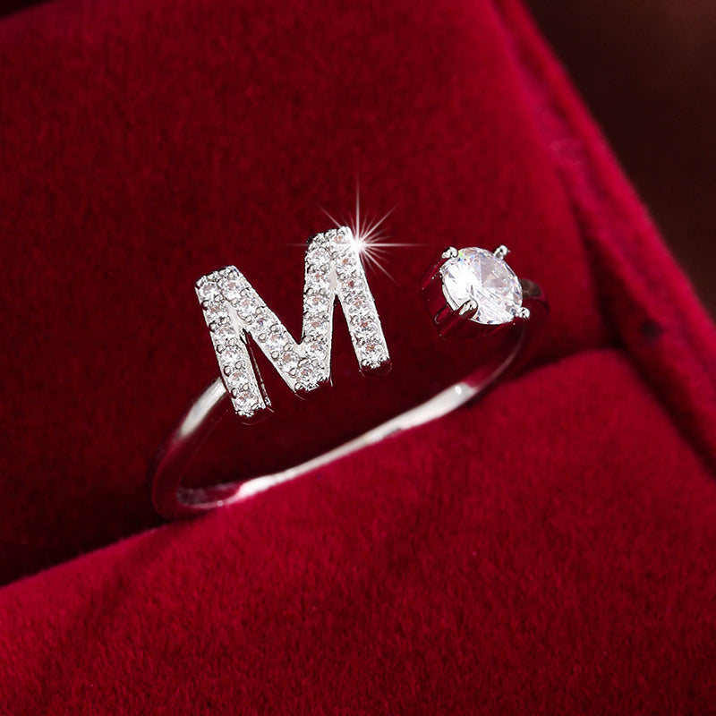 Nova – Offenes modernes Ring mit Initiale und Zirkonia