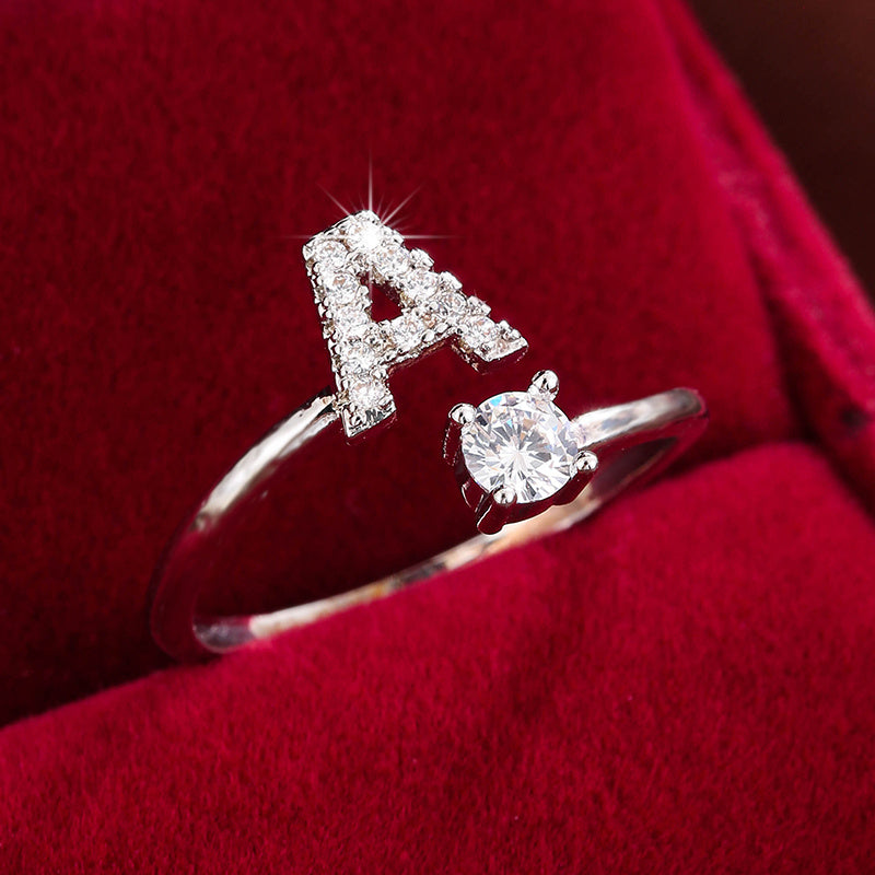 Nova – Offenes modernes Ring mit Initiale und Zirkonia