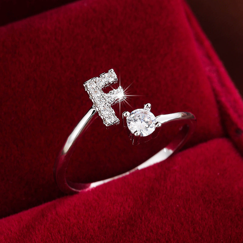 Nova – Offenes modernes Ring mit Initiale und Zirkonia