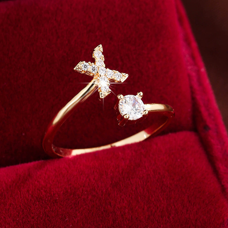 Nova – Offenes modernes Ring mit Initiale und Zirkonia