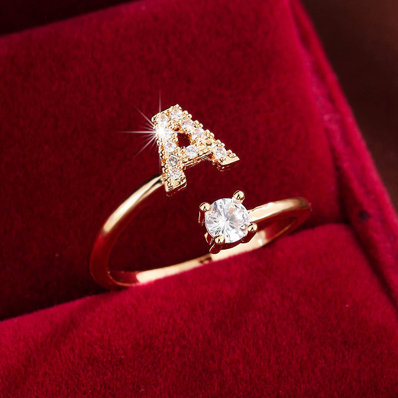 Nova – Offenes modernes Ring mit Initiale und Zirkonia