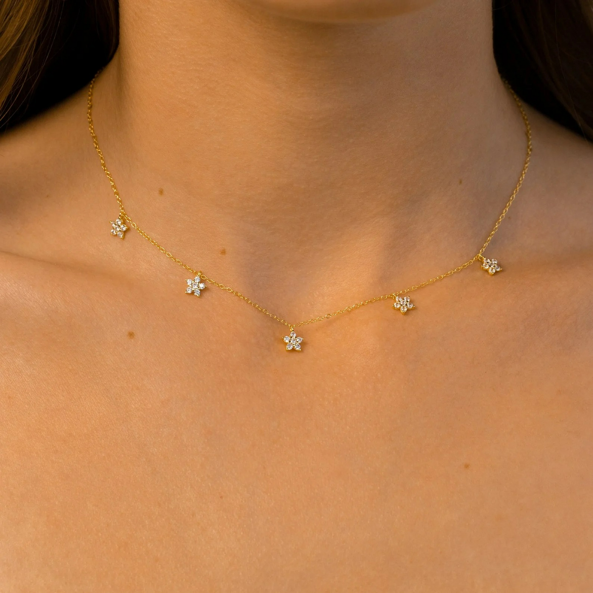 Collar von delikaten Diamantblumen