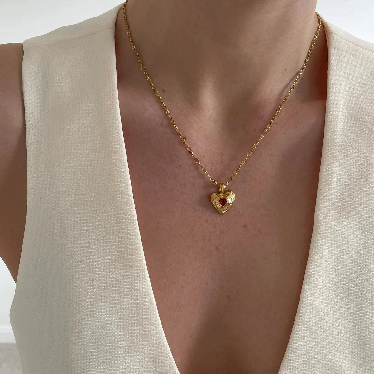 Vesper - Halskette mit rotem Herz aus Gold