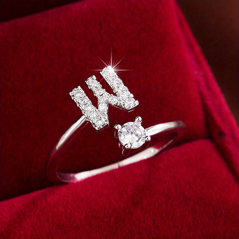 Nova – Offenes modernes Ring mit Initiale und Zirkonia