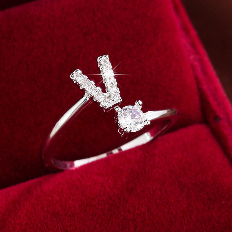 Nova – Offenes modernes Ring mit Initiale und Zirkonia