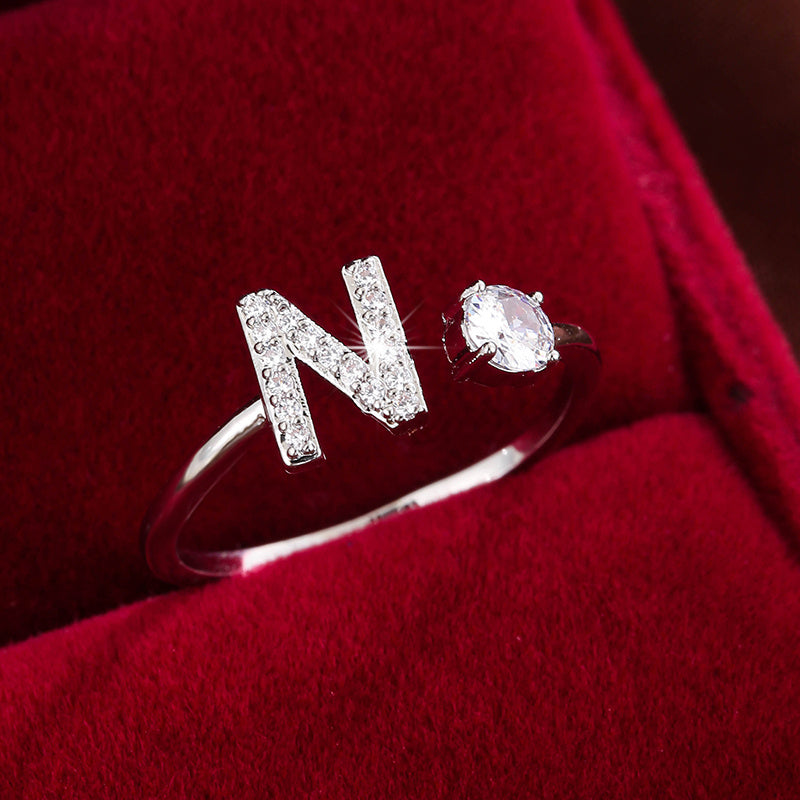 Nova – Offenes modernes Ring mit Initiale und Zirkonia