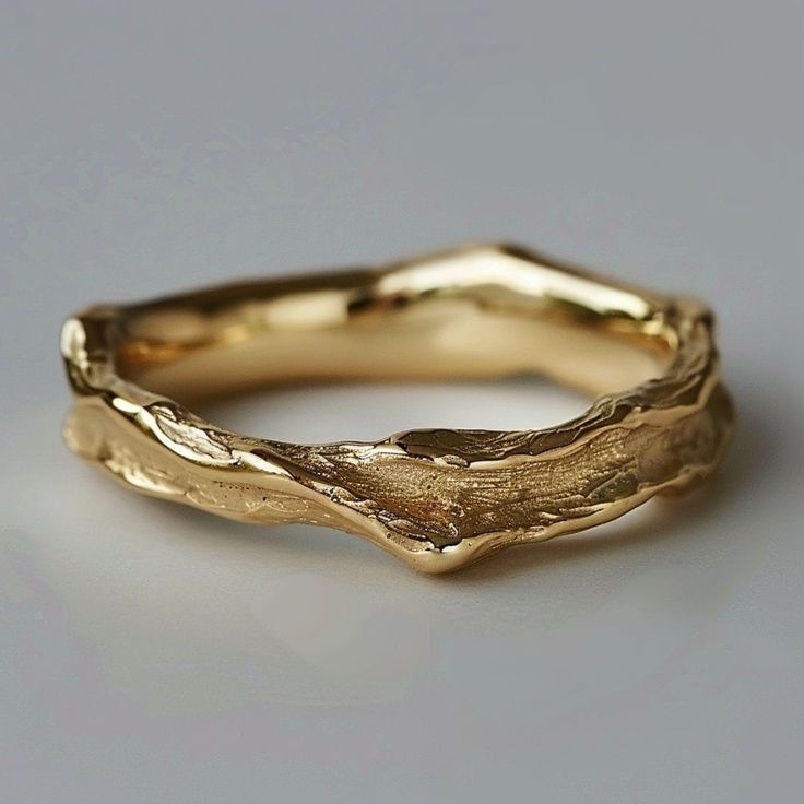 Sara – Vintage Gold Forged Ring