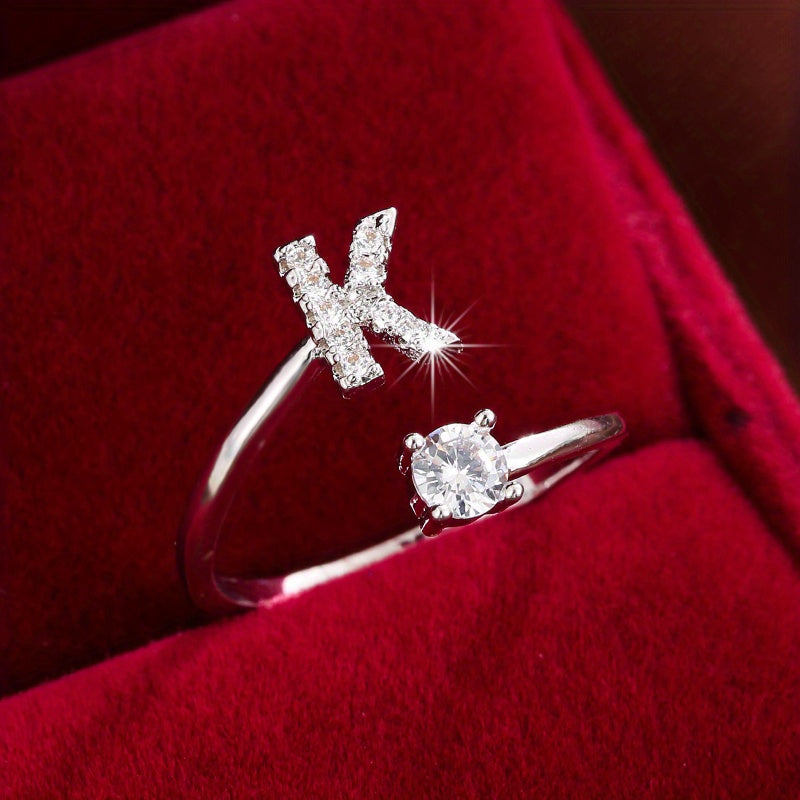 Nova – Offenes modernes Ring mit Initiale und Zirkonia