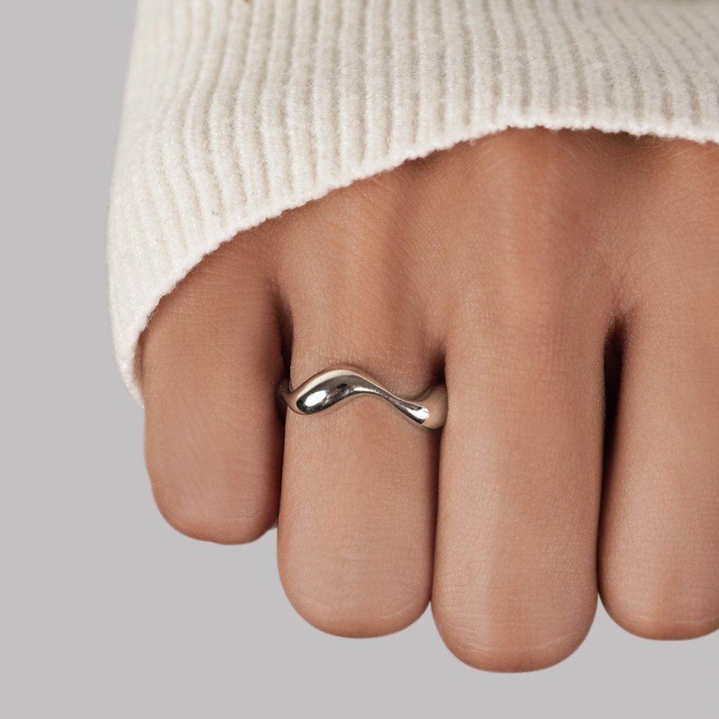 Ondine – Wellenförmiger Minimalistischer Ring