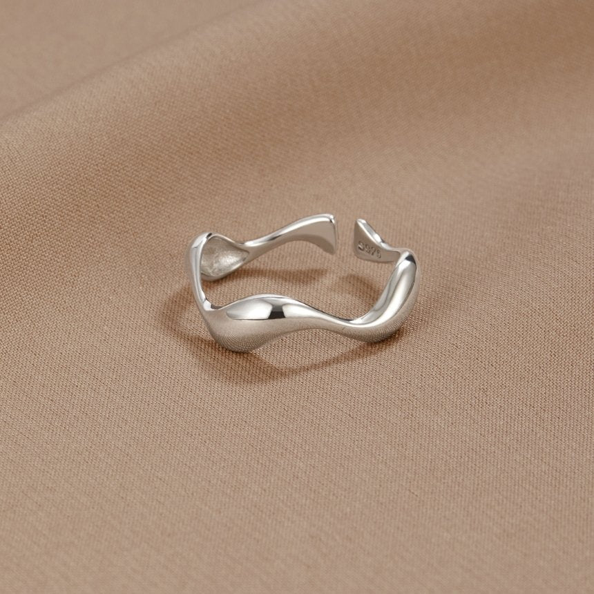 Ondine – Wellenförmiger Minimalistischer Ring
