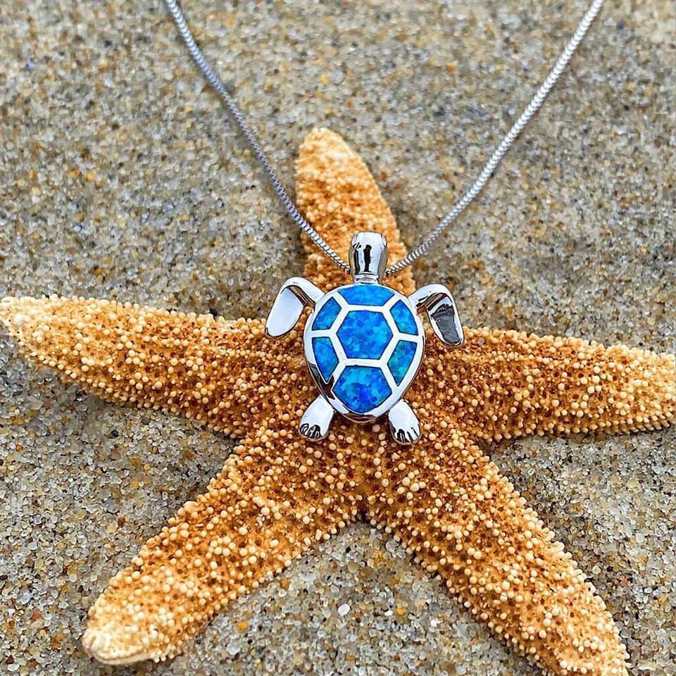 Kailea – Set von Schildkröten-Schmuck aus Opal und Silber (Halskette + Ohrringe)