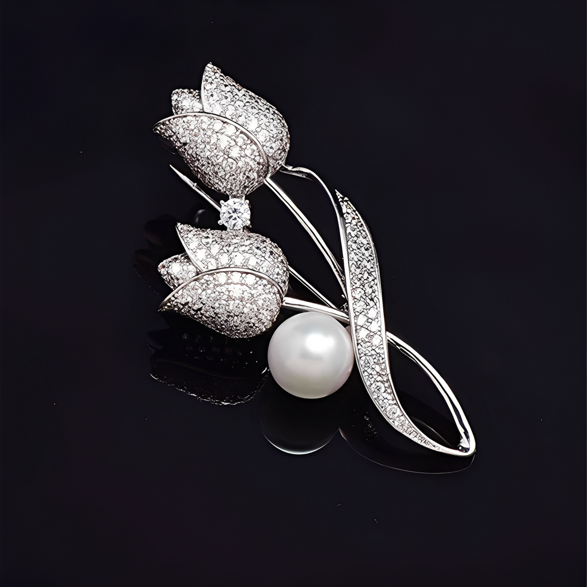 Jackie – Brosche in Form eines goldenen Tulpen mit Zirkonia und Perle, Gold