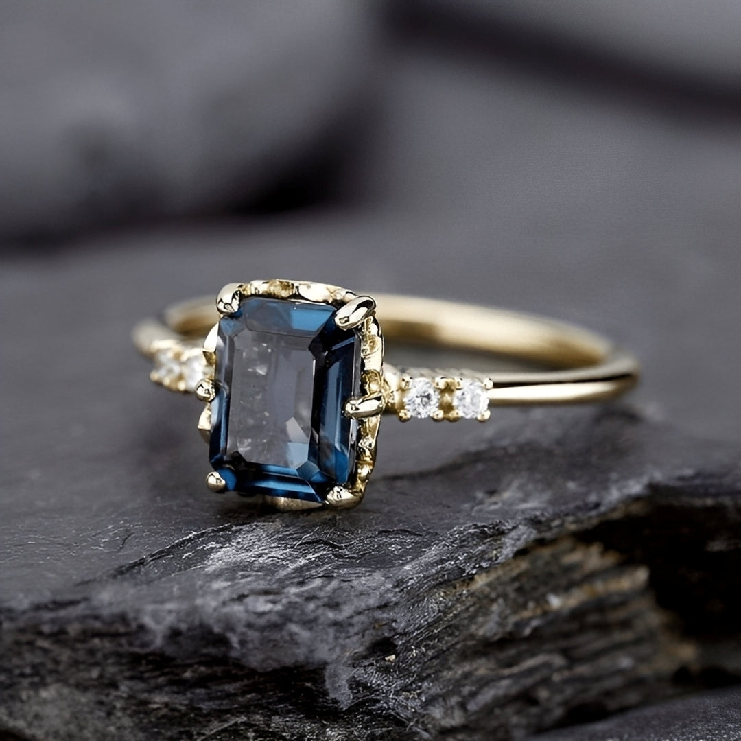 Sza – Vintage Goldring mit blauem Kristall