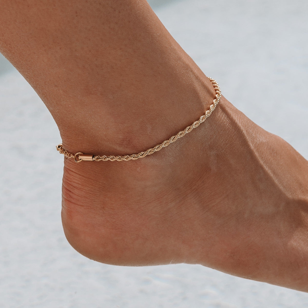 Calla – Kette für den Knöchel aus goldenem Band
