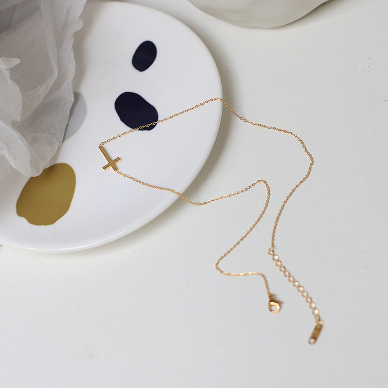 Nelly – Minimalistische Kreuzkette in Gold