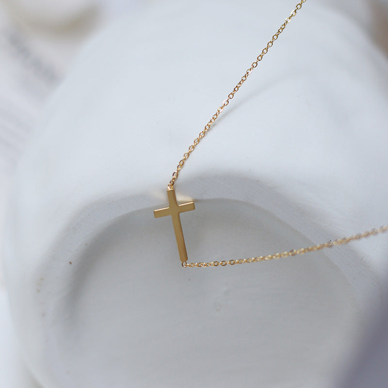 Nelly – Minimalistische Kreuzkette in Gold