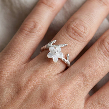 Lilou – Verstellbarer Vintage-Ring mit weisser Blume