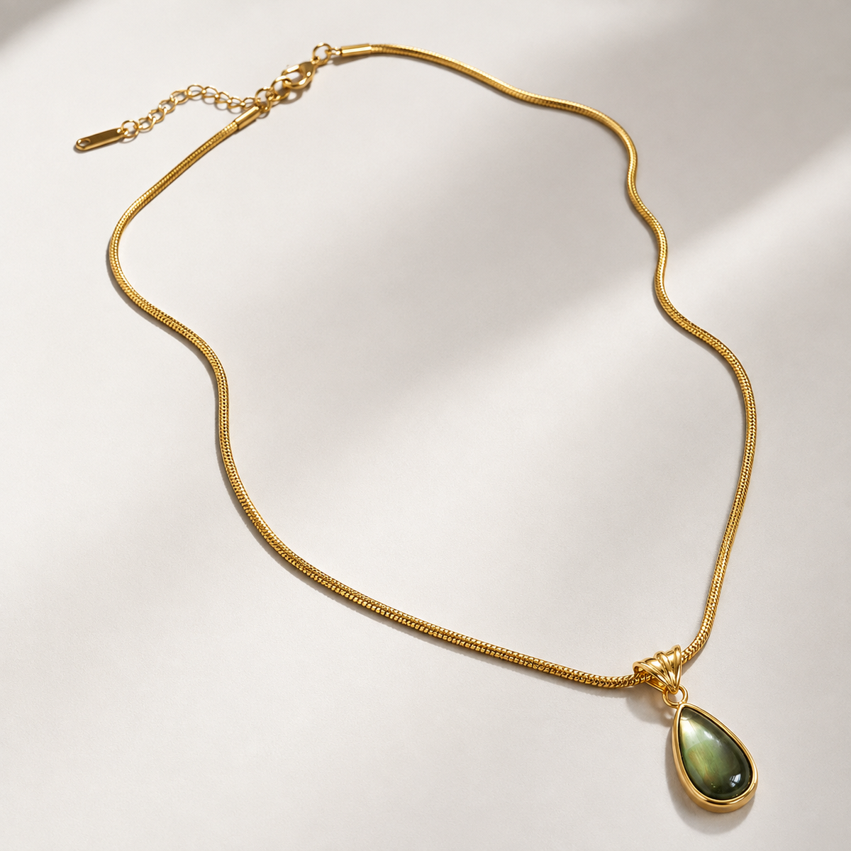 Tropfenhalskette in Meerjungfrauengrün mit Gold