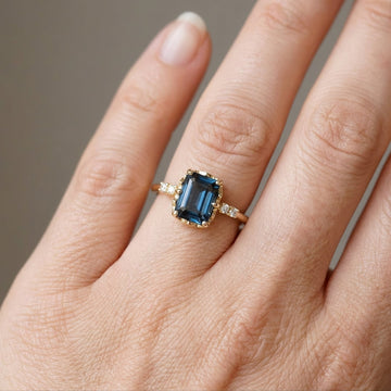Sza – Vintage Goldring mit blauem Kristall
