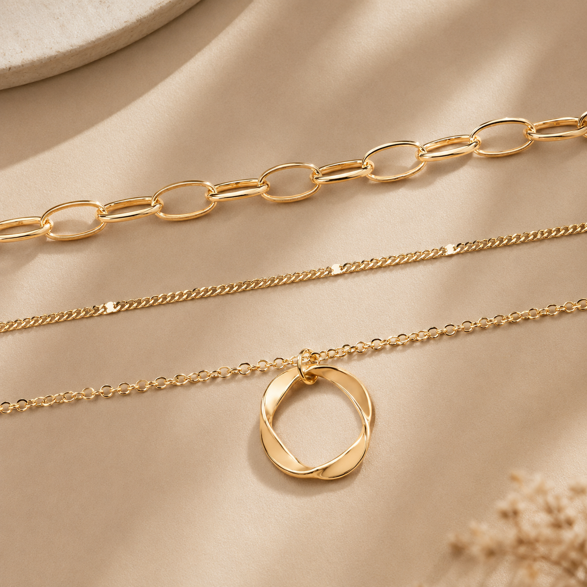 Michelle – Vintage-Halskette mit goldenen Ketten in Schichten und Anhänger