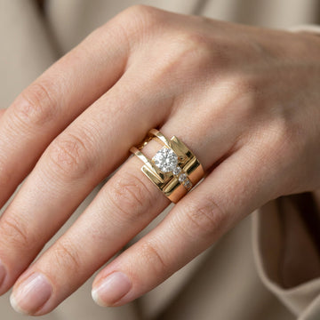 Lyra – Vintage Goldring mit unregelmäßigem Zirkon