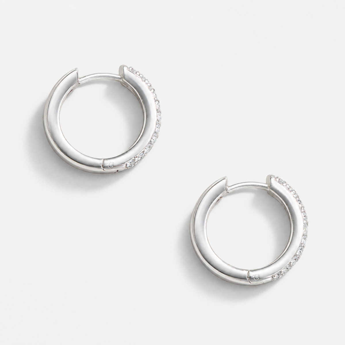 Manda - Huggies aus Silber mit kleinem Pavé