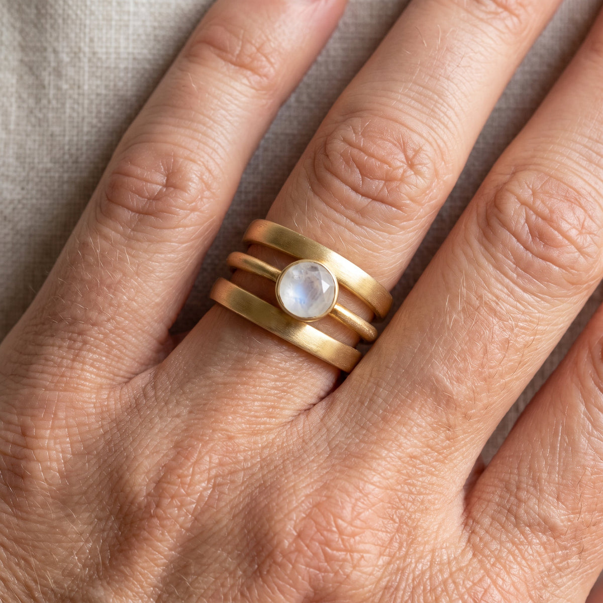 Jaira – Vintage Gold Ring with Integrated Moonstone
