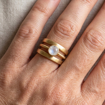 Jaira – Vintage Gold Ring with Integrated Moonstone