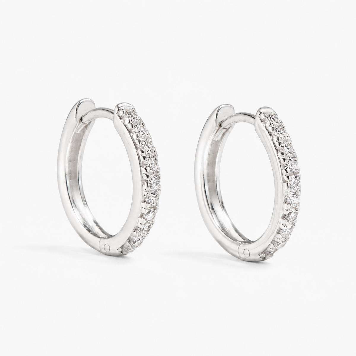 Manda - Huggies aus Silber mit kleinem Pavé