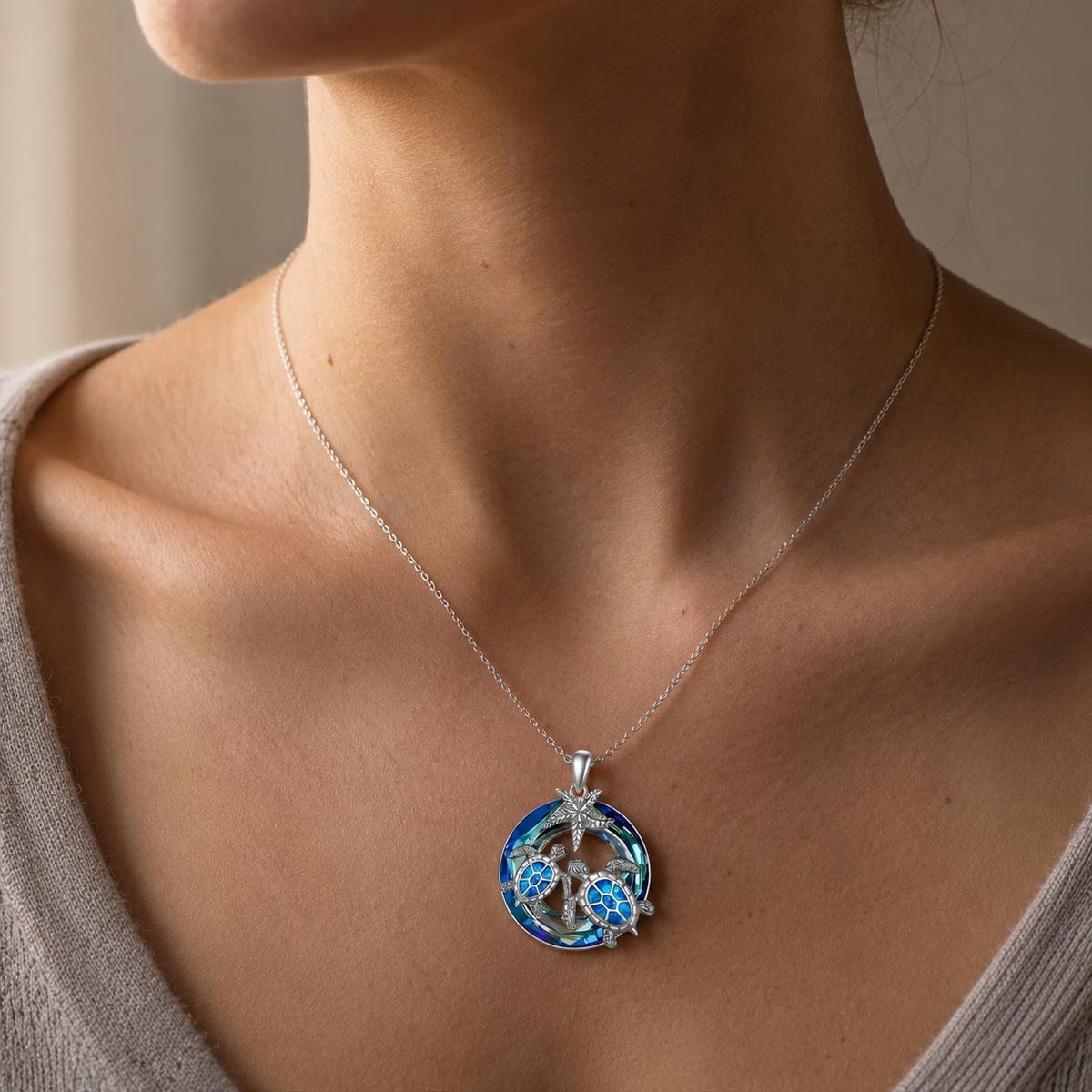 Nolwen – Halskette Schildkröte und Palme mit Opal-Kreis