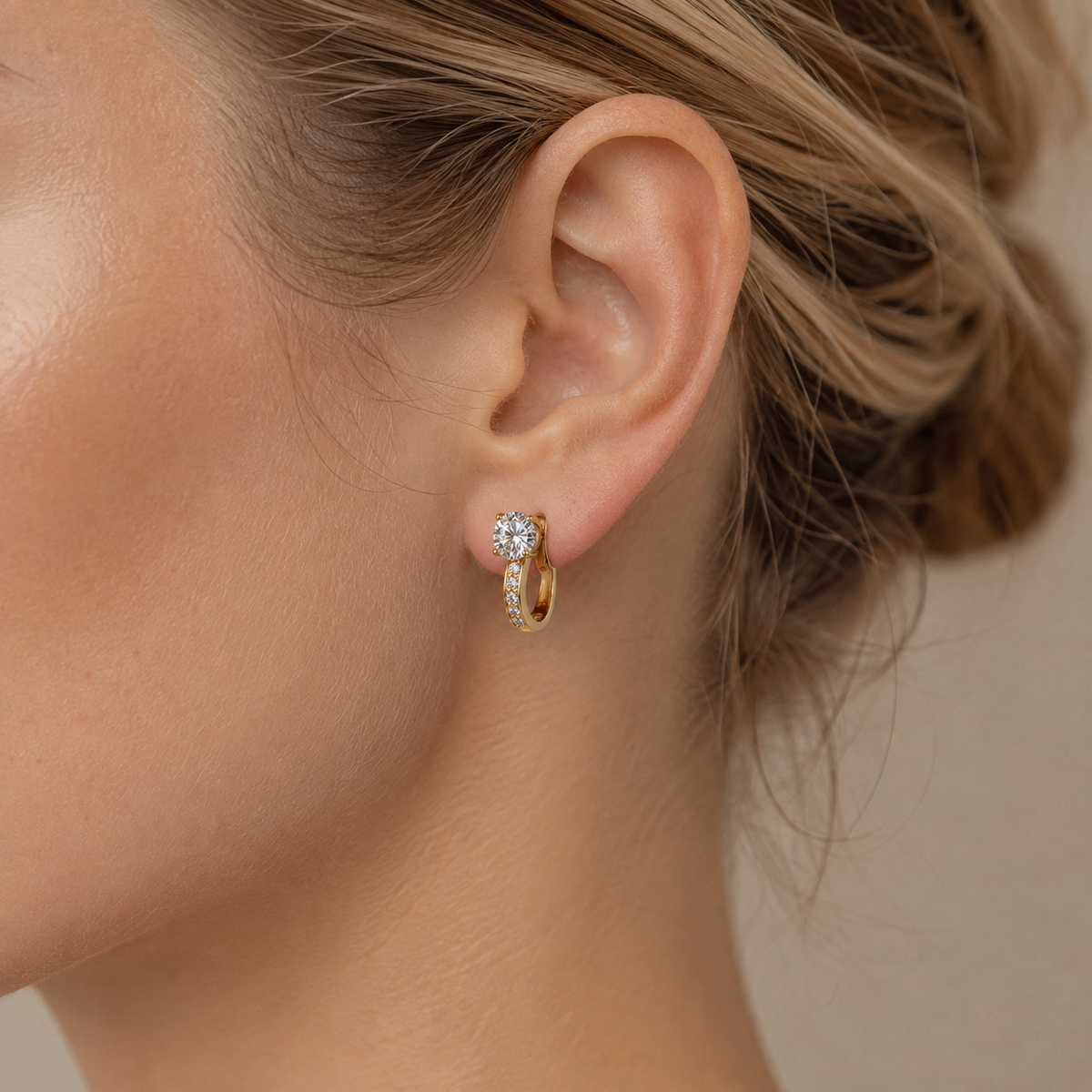 Nathalie – Huggie-Ohrringe aus Moissanit in 18K Gold