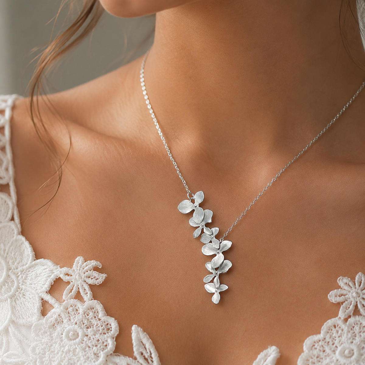 Flora – Silberner Blumenkragen im Vintage-Stil