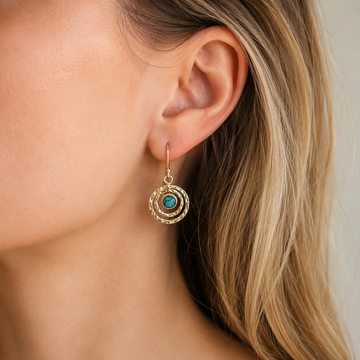 Nayah – Pendientes Boho Saturno mit Turquoise Stein, Finish in Silber und Gold