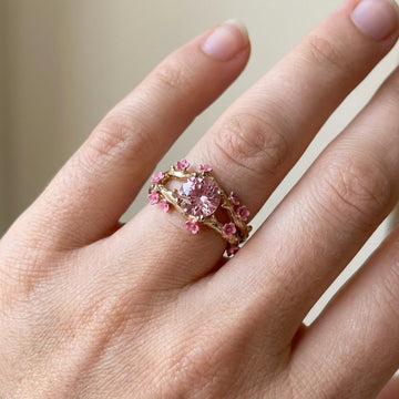 Elina – Verzauberte goldene Ring mit rosa Kristall und Blumen