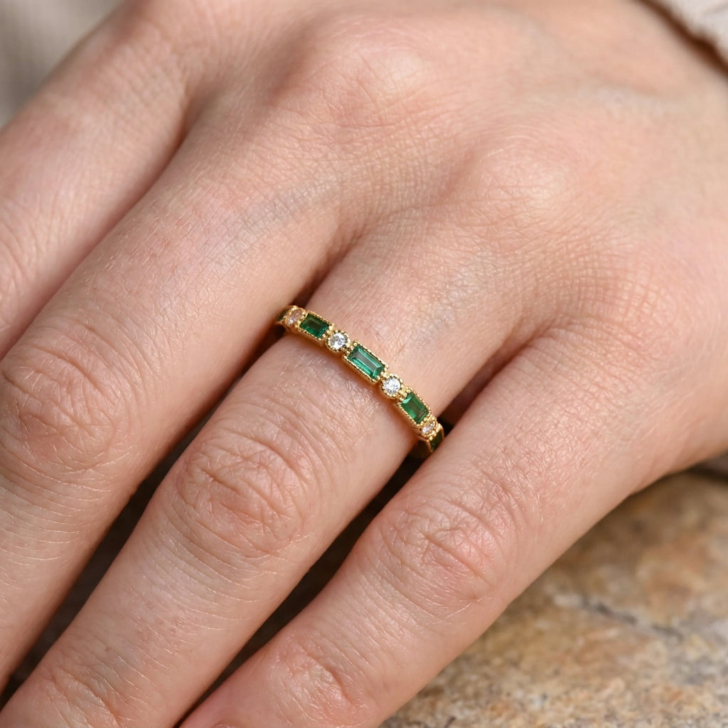 Sana – Vintage Ring in Gold mit Eingefasstem Grünen Zirkon