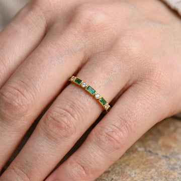 Sana – Vintage Ring in Gold mit Eingefasstem Grünen Zirkon